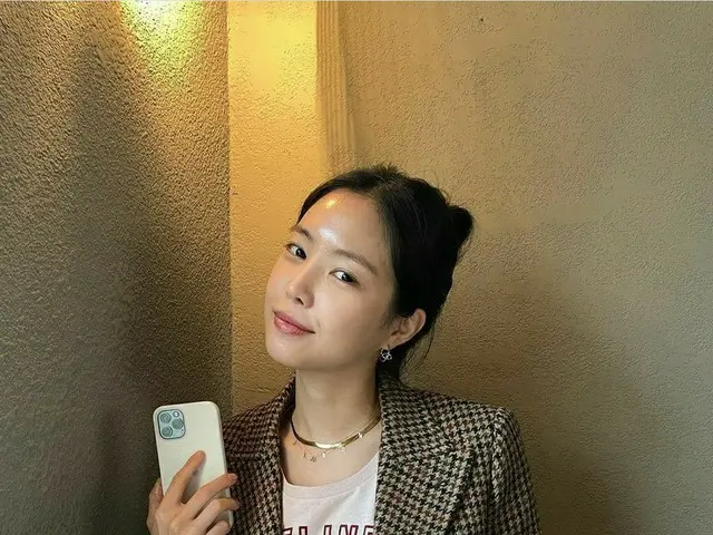 「Apink」ソン・ナウン、カフェを満喫中…ナチュラルメイクでも目を引く美貌