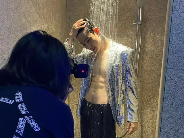 「GOT7」JB、シャワールームで撮影中…バキバキな腹筋が視線強奪