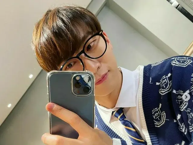 「BTOB」ウングァン、眼鏡にカーディガンで自撮りショット…学生のようなビジュアル