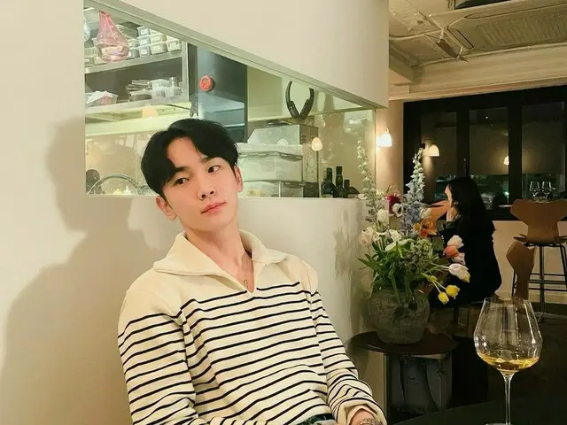 「SHINee」Key（キー）、レストランで“ご飯を待つ彼”…ナチュラルな彼氏ショット