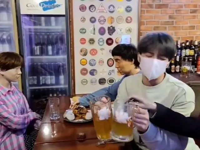 キム・ジェジュン、ひとり遊びをするおちゃめな姿…”一杯やろう、乾杯！”（動画あり）