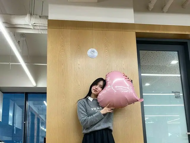 「TWICE」ミナ、大きなハート持ってラブリーな愛嬌いっぱい…“誕生日祝ってくださってありがとう”