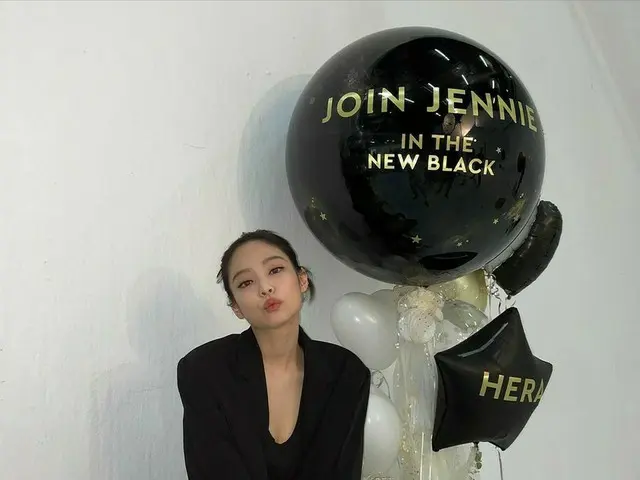 「BLACKPINK」ジェニー、シックでラブリーな魅惑的ビジュアル