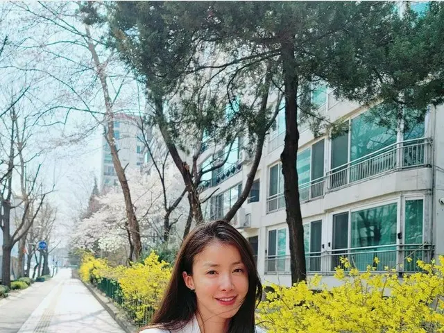 イ・シヨン、春の訪れを感じさせる近況ショット…照れ笑いで美しいビジュアル