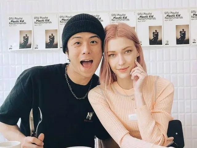 Beenzino＆ステファニー・ミチョヴァ、ブランチを前に仲睦まじい2ショット