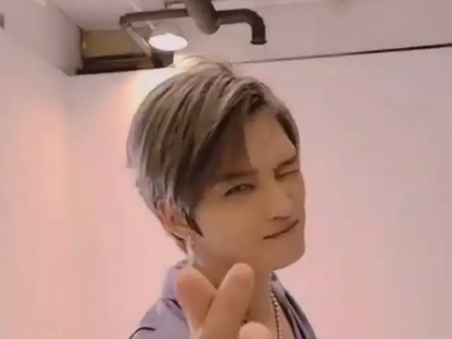 キム・ジェジュン、あふれる魅力アピール…愉快なダンスでファンの微笑み誘う
