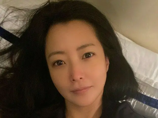 キム・ヒソン、年を取らない童顔美…横になっても美しいビジュアル