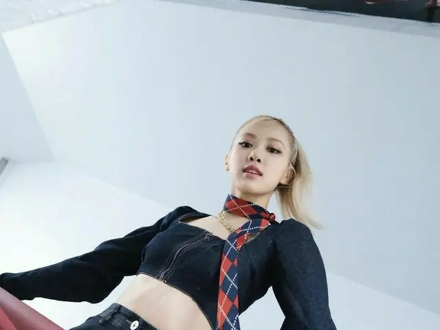「BLACKPINK」ロゼ、非常階段でキュートで唐突な魅力