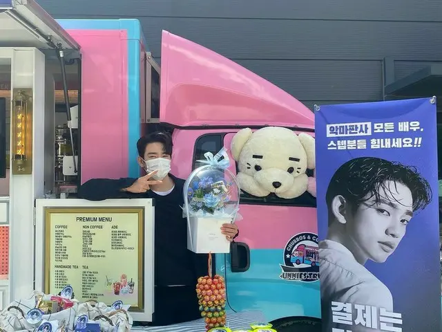 「GOT7」ジニョン、ファンのカフェカープレゼントに感激!!…“アガセがまた”