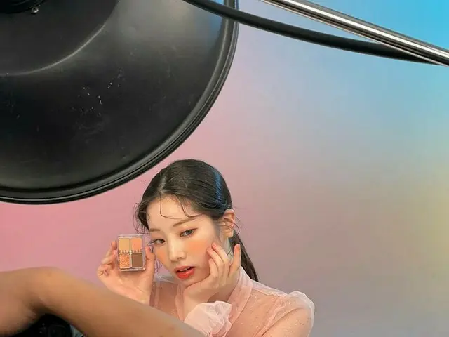 「TWICE」ダヒョン、人形のようなビジュアル…化粧品のCM撮影中