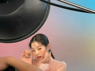 「TWICE」ダヒョン、人形のようなビジュアル…化粧品のCM撮影中
