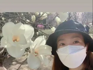 女優ハン・ジミン、お花見中に満開の清純美貌