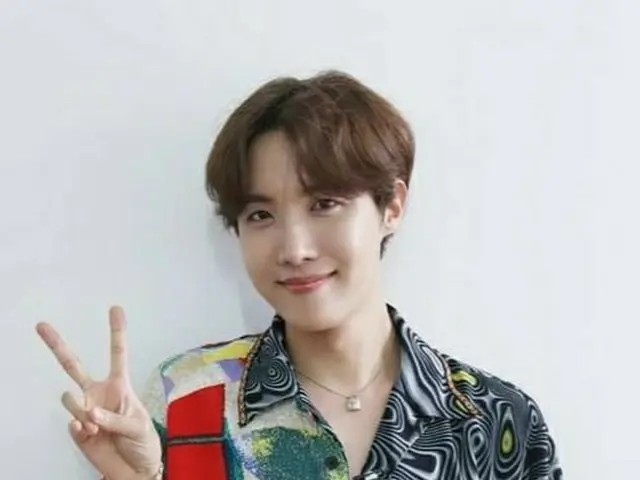 「BTS（防弾少年団）」J-HOPE、エイプリルフールの“レッドヘア”写真が5分でワールドワイドトレンド1位に