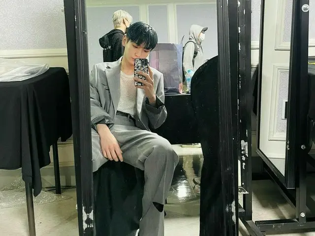 「SHINee」Key（キー）、初のオンラインコンサートを終えミラーセルフィーであいさつ