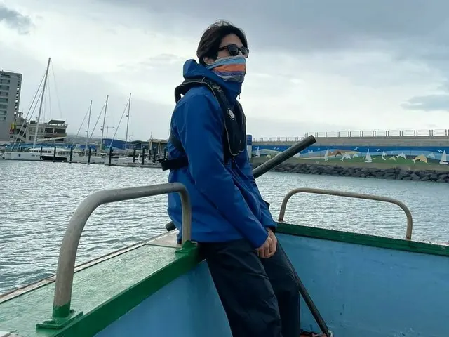 俳優イ・ドンウク、こんなにイケメンな釣り師見たことある？…船の上から“生存報告”