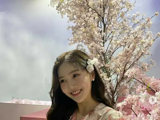 「OH MY GIRL」ヒョジョン、春らしい近況ショットで可愛らしさ満点ビジュアル