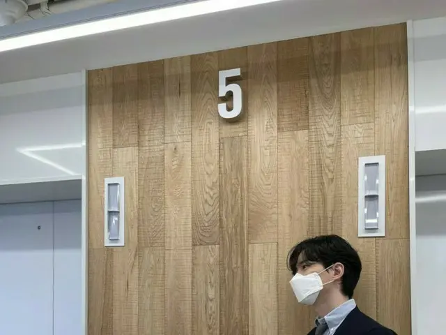 「2PM」イ・ジュノ、何気ない姿も完璧なビジュアル