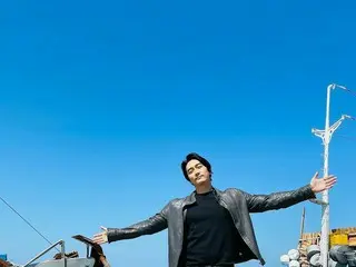 俳優ソン・スンホン、いつでもどこでもイケメン…青い海と空をバックに爽やかな魅力