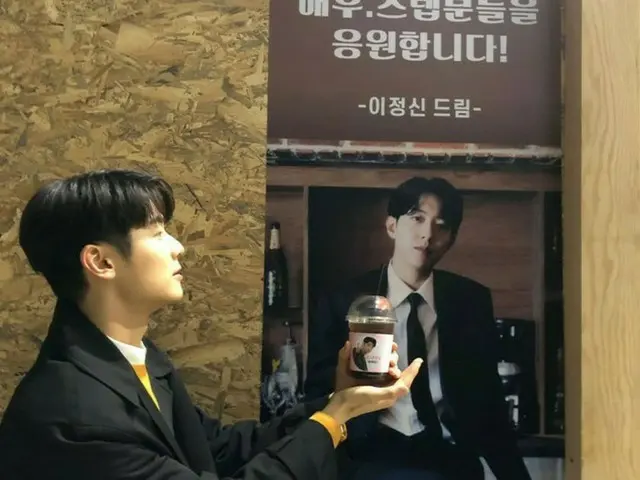 カン・ミンヒョク（CNBLUE）、イ・ジョンシンから贈られたカフェカーの前で記念ショット…“コーヒーおいしく飲んで目を開けて撮影仕上げます”