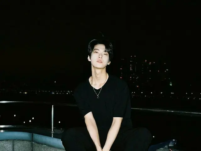 「NCT」ドヨン、まっ暗な夜景にも輝くビジュアル