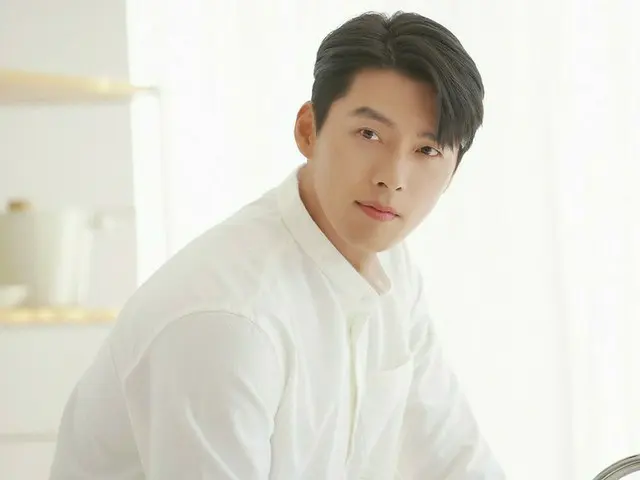 俳優ヒョンビン、広告撮影現場のビハインドカットを公開