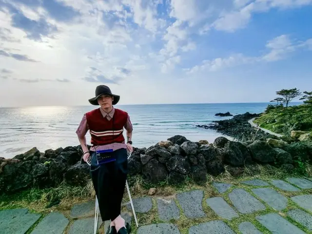「FTISLAND」イ・ホンギ、海を背景におしゃれな姿を公開…”寒いね”