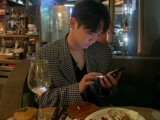 「SHINee」Key（キー）、おしゃれなレストランでディナーのひととき
