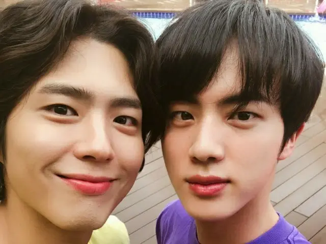 「BTS（防弾少年団）」ジン＆俳優パク・ボゴム、仲良く並んでツーショット…“世界が華やかになる”