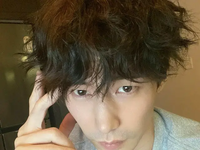 俳優ソン・ジェリム、くしゃくしゃなヘアースタイルで近況公開