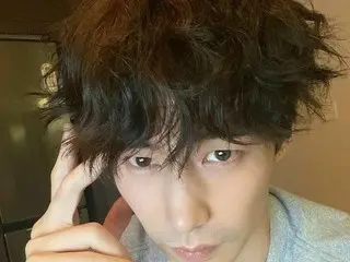 俳優ソン・ジェリム、くしゃくしゃなヘアースタイルで近況公開