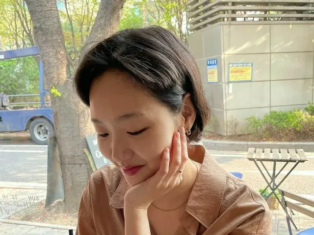 女優キム・ゴウン、野外カフェでくつろぐ日常