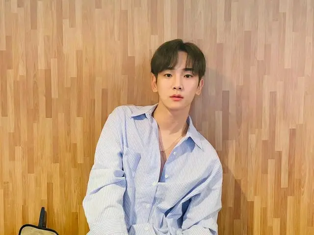 「SHINee」Key（キー）、レストランのテーブルに座って優しいまなざし…“彼氏ショット”のお手本