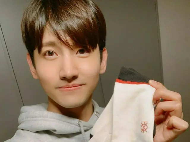 「東方神起」チャンミン、キュートな靴下で寄付キャンペーンに参加「ベトナムの子どもたちが音楽で幸せな夢をみて成長できるように」