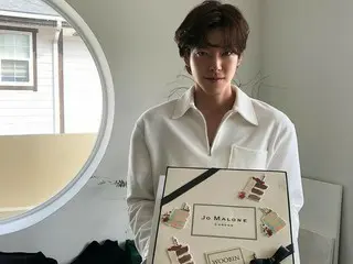 俳優キム・ウビン、プレゼントを持って認証ショット