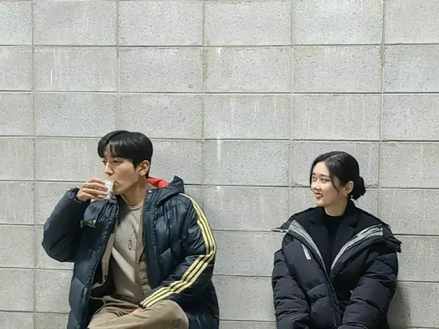 「CNBLUE」ジョン・ヨンファ、空気椅子に座ってコーヒー1杯