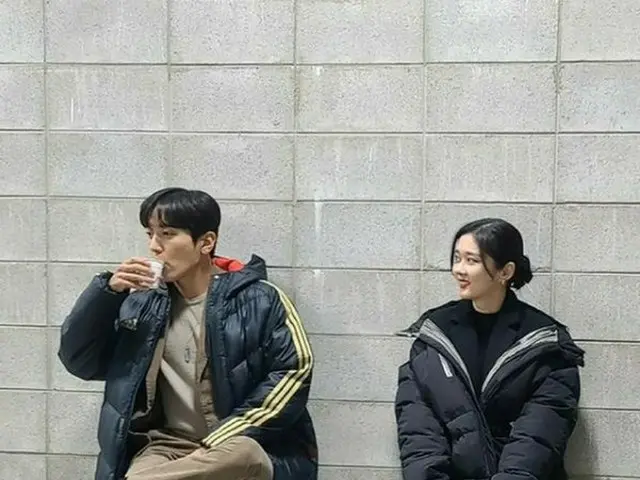 「CNBLUE」ジョン・ヨンファ＆チャン・ナラ、ドラマ撮影中の休憩ショット