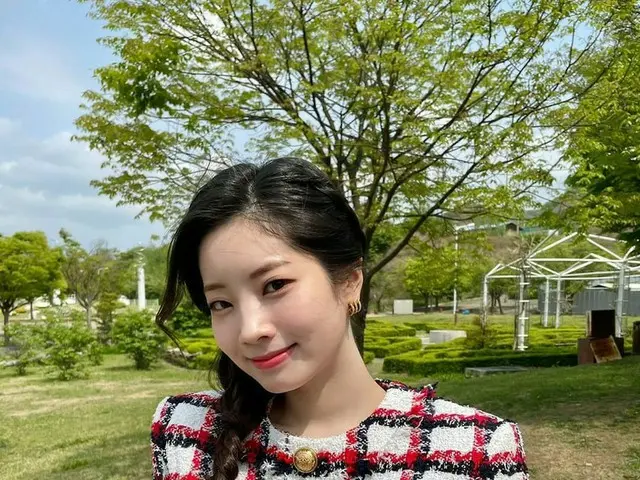 「TWICE」ダヒョン、緑の中で.妖精のようなビジュアル