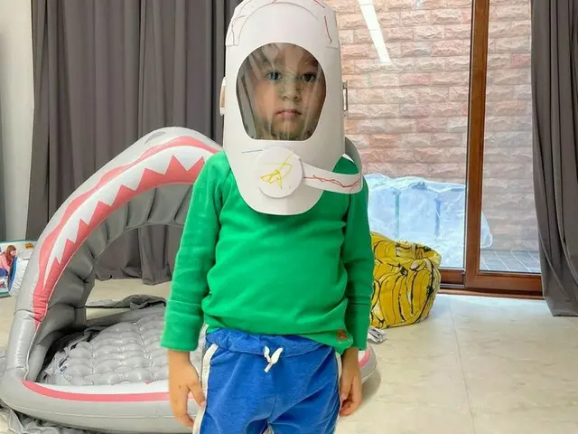ベントレーくん、自分で作った宇宙ヘルメットを自慢w
