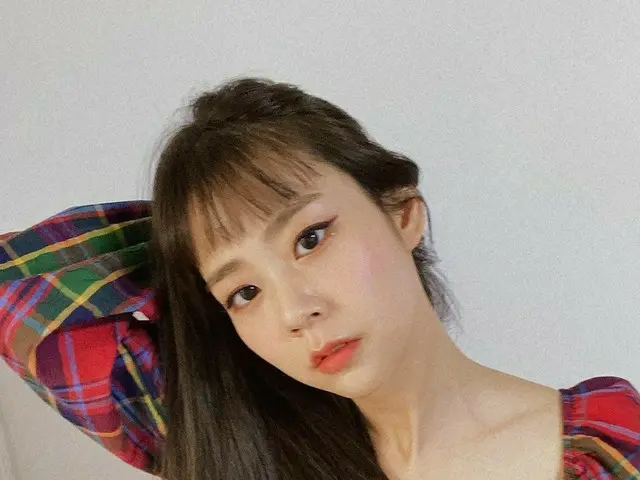 ハン・スンヨン（KARA出身）、チェックのトップスとパッツン前髪でかわいい魅力