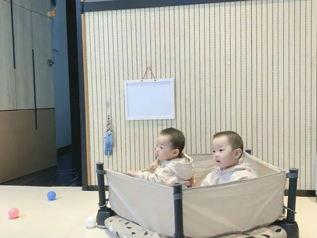 「FTISLAND」チェ・ミンファンの妻ユルヒ、3人の育児の日常…双子ちゃんもすくすく育ってるね