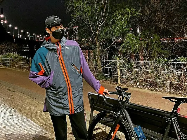 俳優キム・スヒョン、夜景をバックにサイクリングの途中…グラビアのような日常