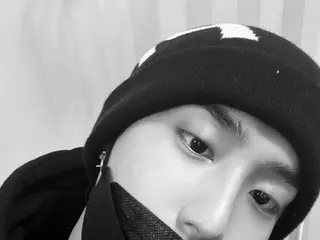 「Stray Kids」ハン、モノクロでシックな雰囲気から反転のキュートな魅力