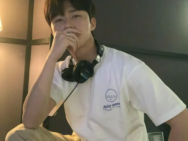 俳優パク・ソジュン、高校からの親友Peakboy（ピックボーイ）のアルバムグッズティーシャツを着て応援