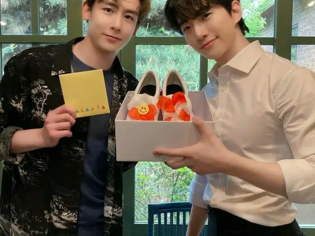 「2PM」ニックン、ジュノお手製のスニーカーを持って記念撮影…まぶしいふたり
