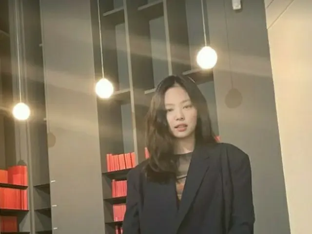 「BLACKPINK」ジェニー、ブラックスーツでシックさ爆発