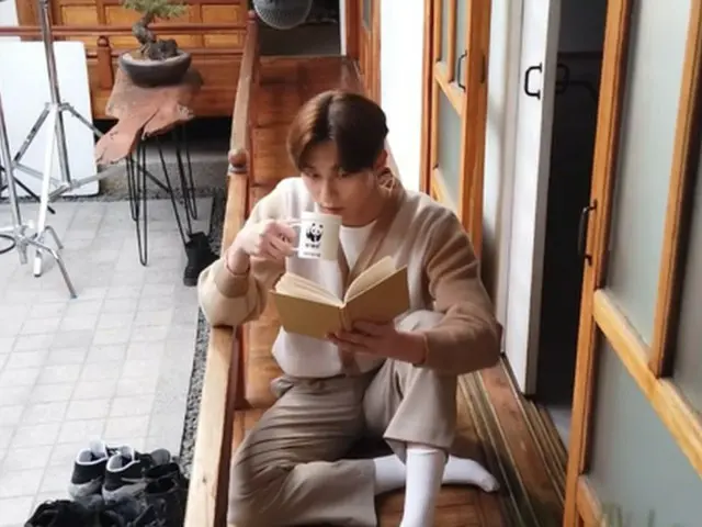 パク・ソジュン、自然な魅力いっぱい…韓国式家屋での撮影ビハインド公開（動画あり）