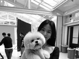 女優ソン・ヘギョ、愛犬と撮影現場でカシャッ…モノクロでも美貌爆発