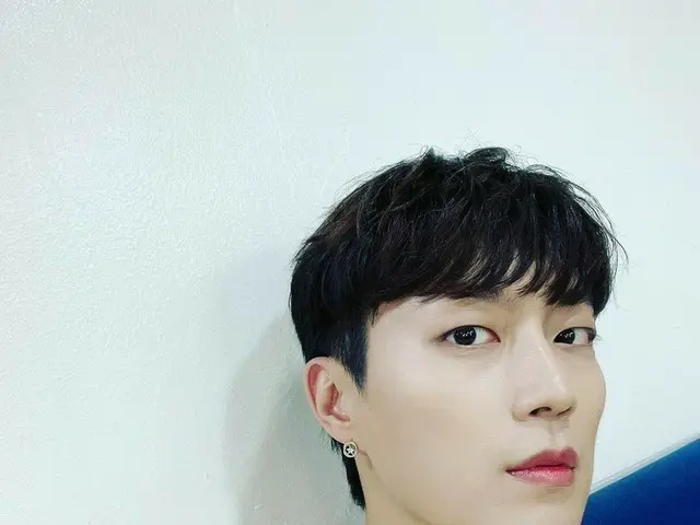 「Highlight」ユン・ドゥジュン、「人気歌謡」の楽屋でカシャッ