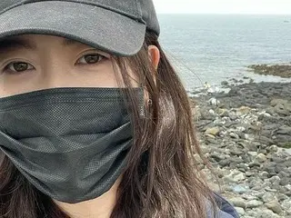 女優Ara、海をバックにラブリーな美貌爆発