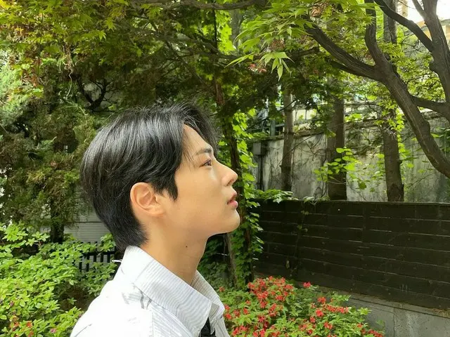 「VICTON」ビョンチャン、緑の中で彫刻像のような横顔を誇る